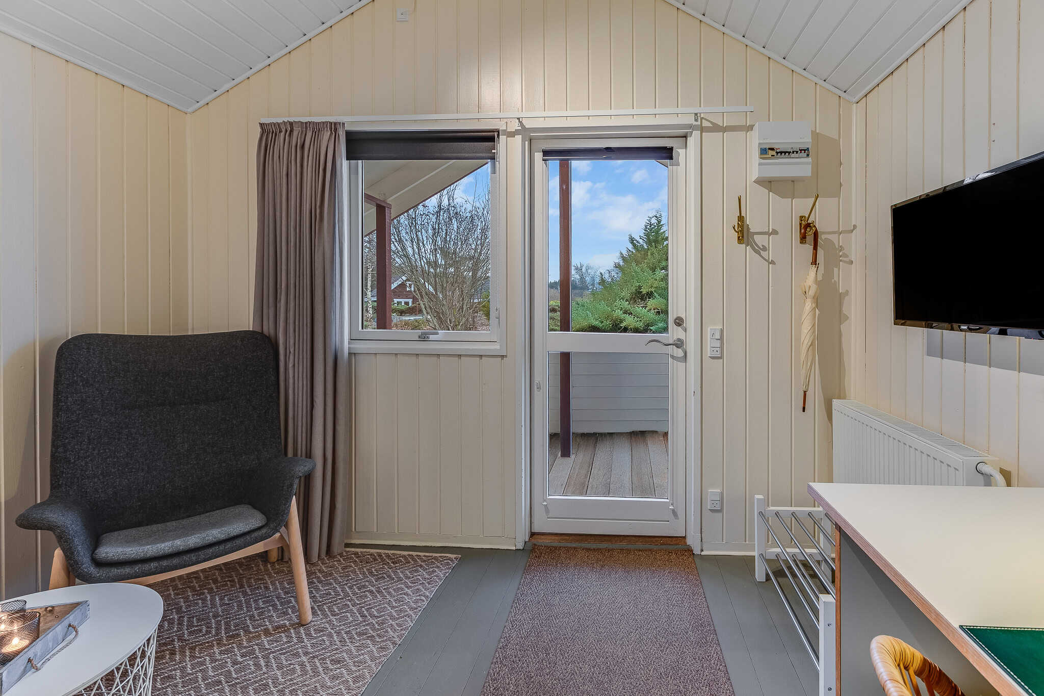 Lyst værelse på Knudhule Badehotel med hyggelig indretning og udsigt til naturen.