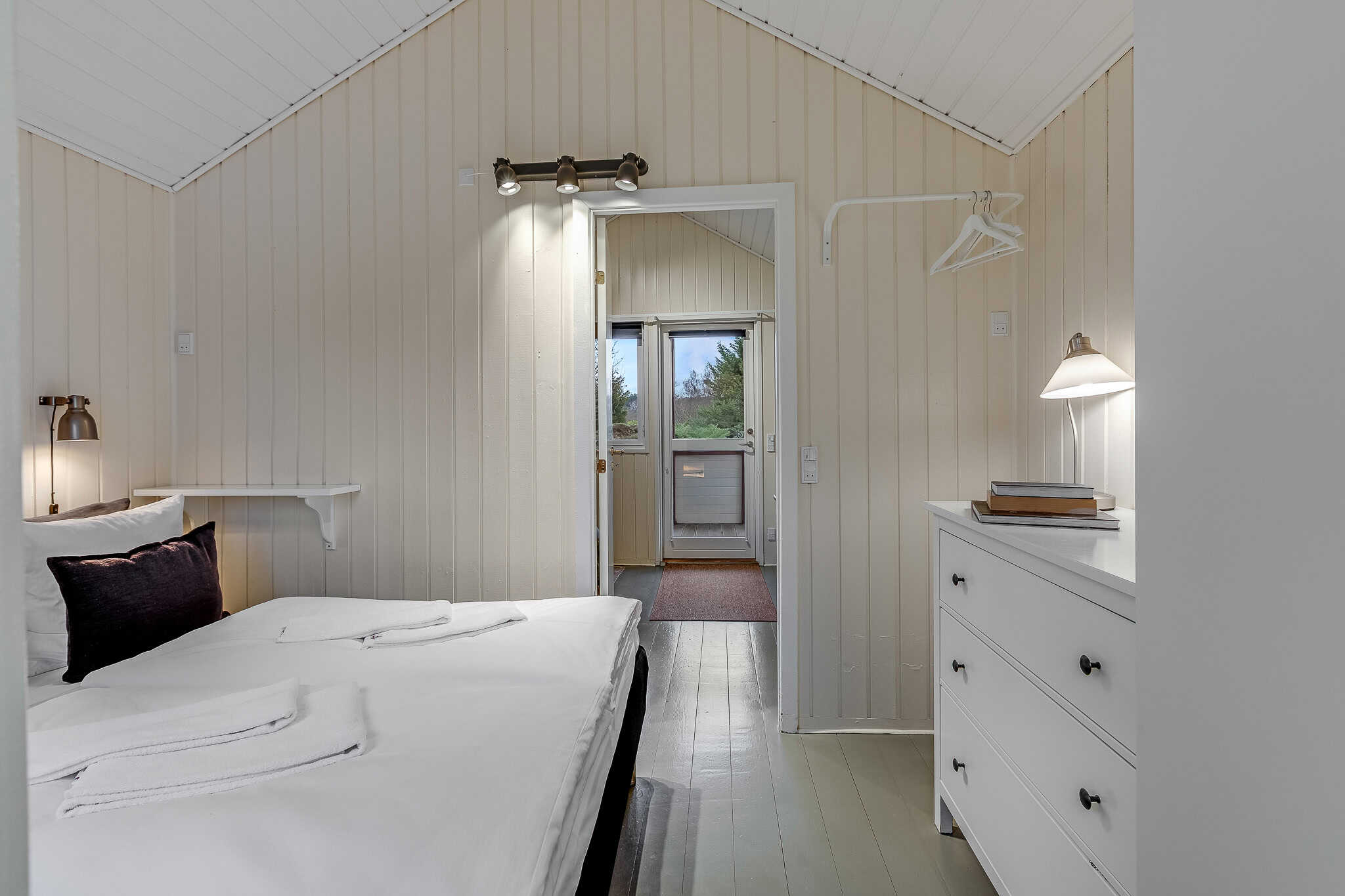 Økologisk badehotelværelse med soveværelse og udsigt i naturen.