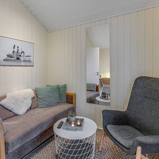 Cozy indretning af Badehotel med moderne loungeområde og loungestole på Knudhule.