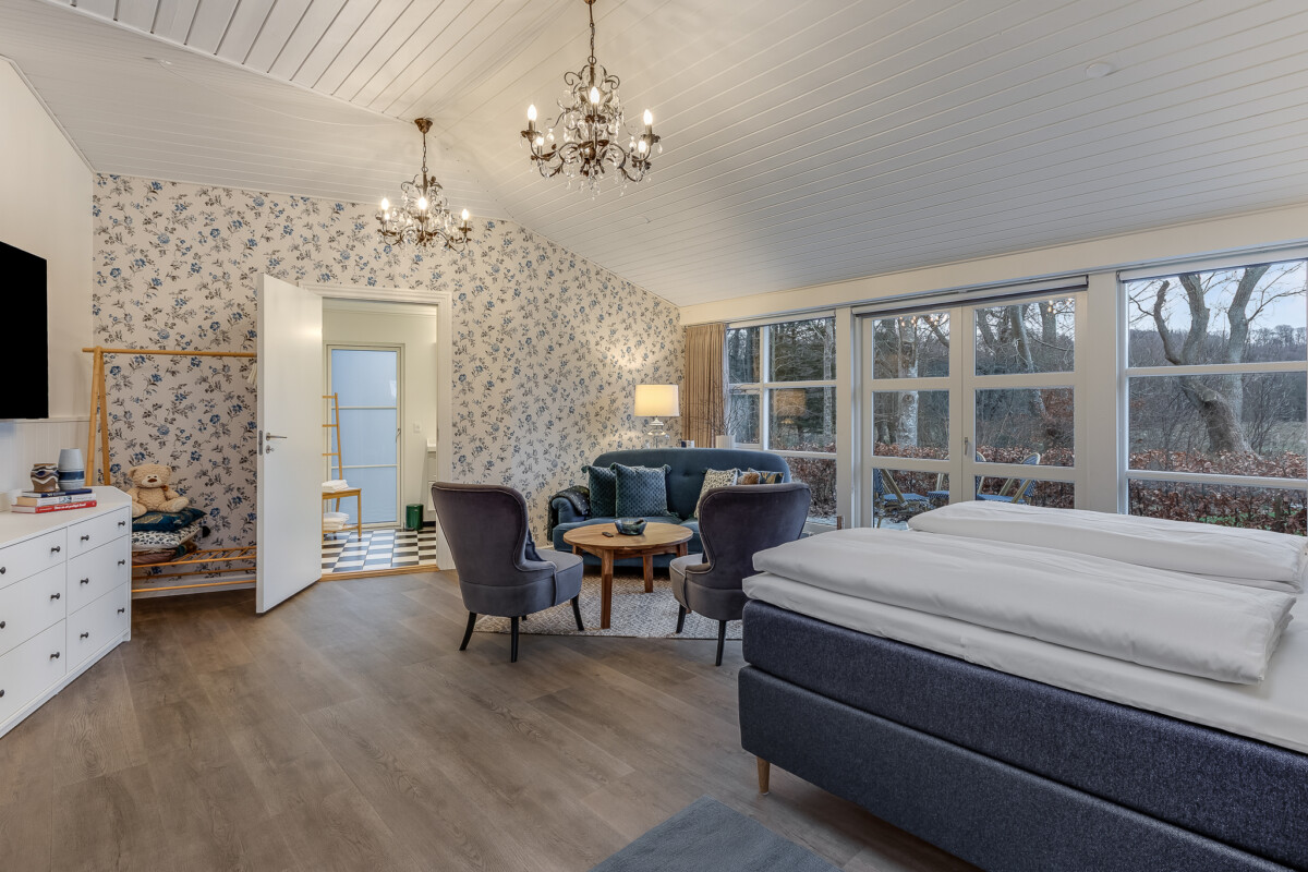 Lyst og hyggeligt værelse på Knudhule Badehotel med stor naturudsigt.
