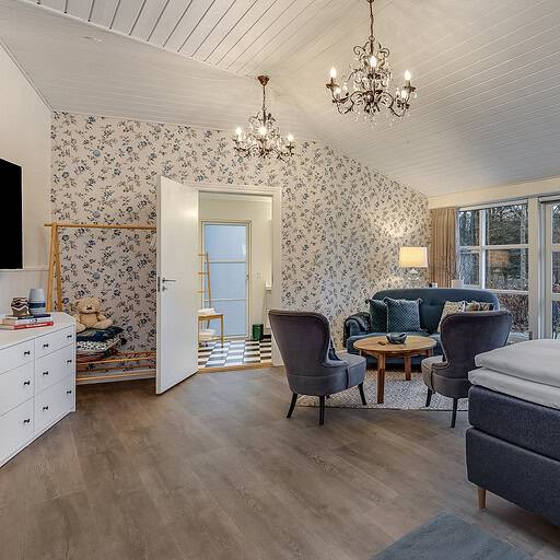 Lyst og hyggeligt værelse på Knudhule Badehotel med stor naturudsigt.