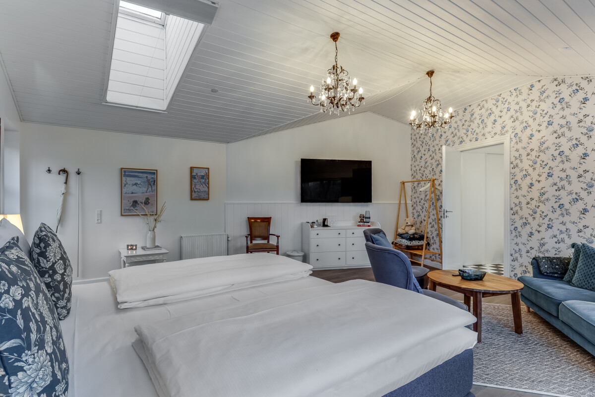 Hytte med hyggeligt værelse og moderne faciliteter på Knudhule Badehotel, perfekt til afslapning ved stranden.