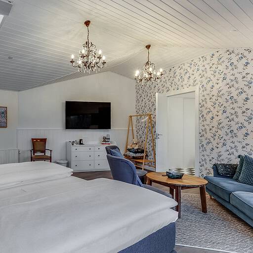 Hytte med hyggeligt værelse og moderne faciliteter på Knudhule Badehotel, perfekt til afslapning ved stranden.