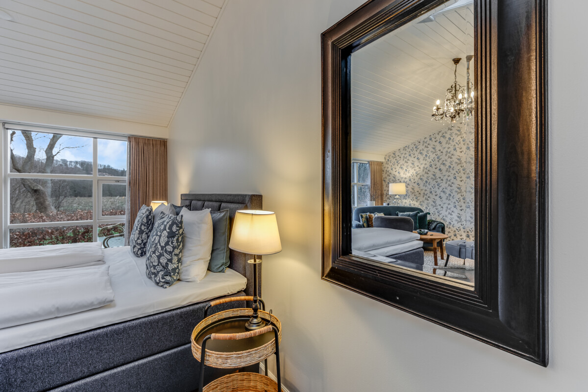 Luksusværelse på Knudhule Badehotel med komfortable senge og hyggelig indretning.