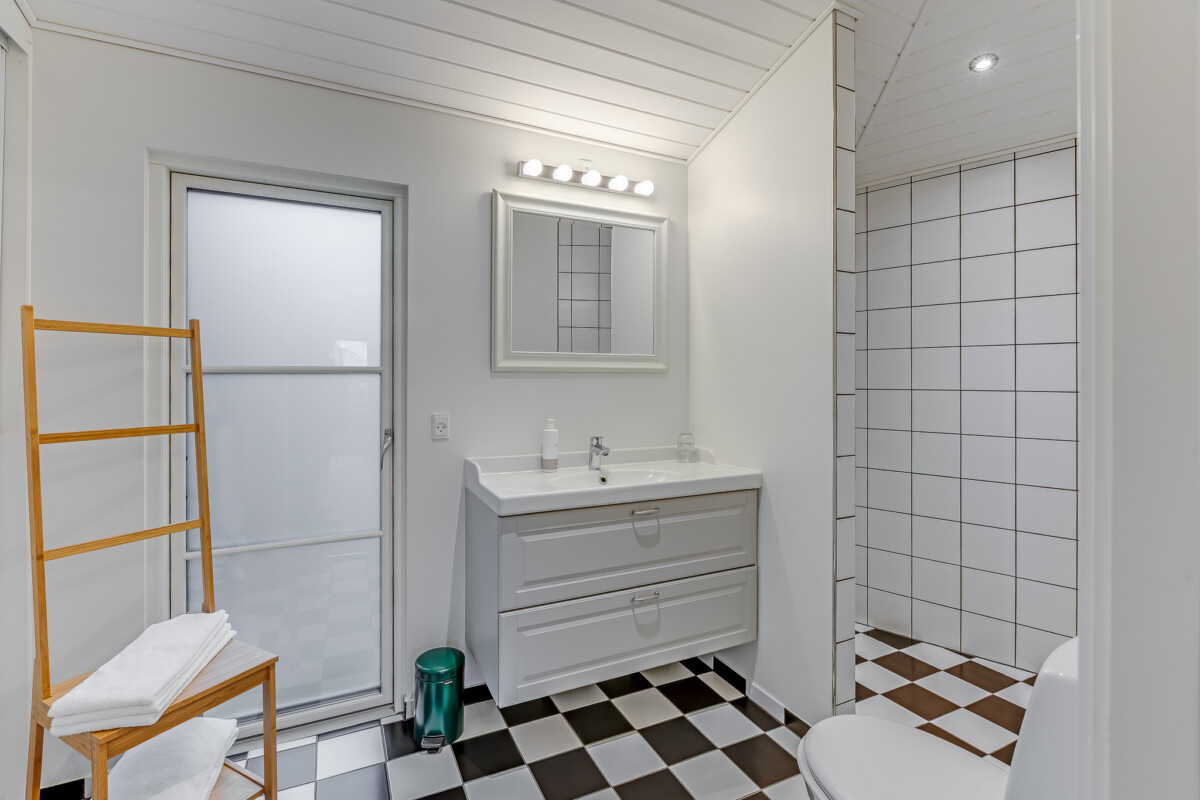 Renoveret badeværelse på Knudhule Badehotel, moderne og hyggeligt design.