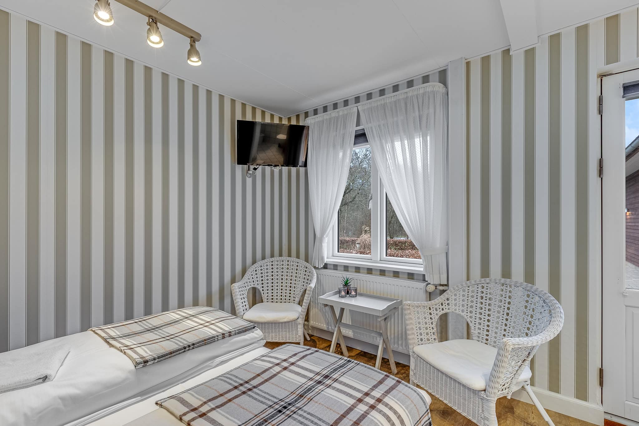 Hyggeligt værelse med udsigt på Knudhule Badehotel, moderne indretning og komfortable faciliteter.