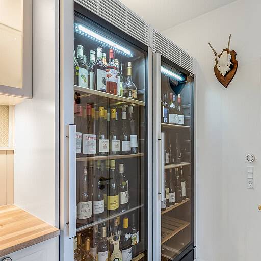 Vinlager i Knudhule Badehotel med udvalg af lokale og internationale vine.