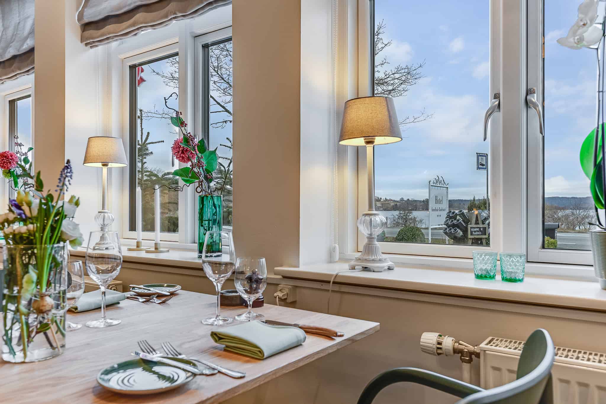 Hygge indretning med udsigt over naturen ved Knudhule Badehotel.