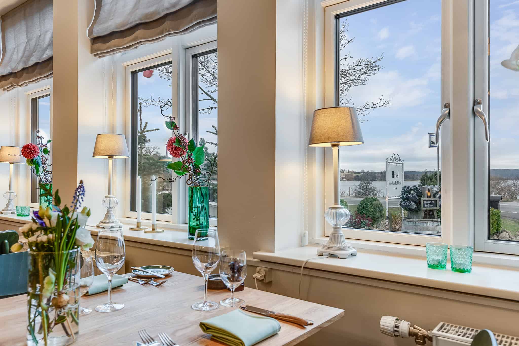 Højtider og romantisk atmosfære i Knudhule Badehotel med udsigt over naturen.