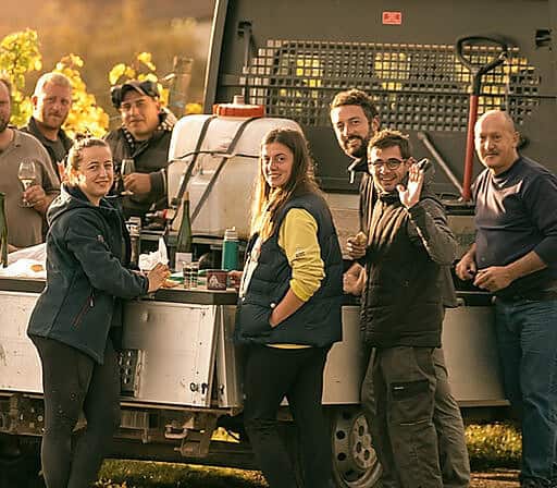 Gruppe mennesker nyder trimbachsmagning ved Knudhule Badehotel i smuk vinmark.