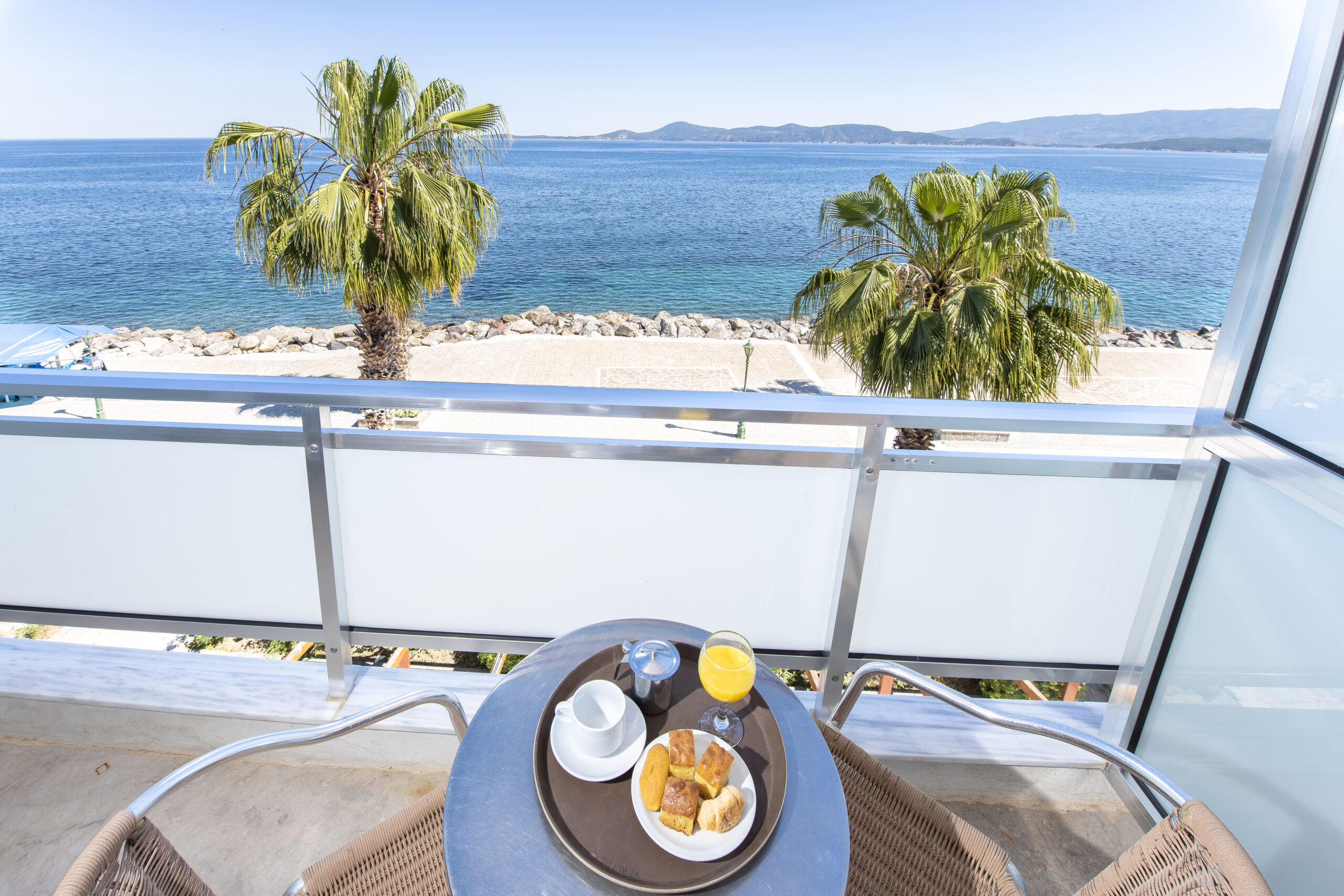 Avra Hotel – Ανακαινισμένο Ξενοδοχείο στα Μέθανα, Δίπλα στη Θάλασσα του Σαρωνικού - φωτογραφία 2