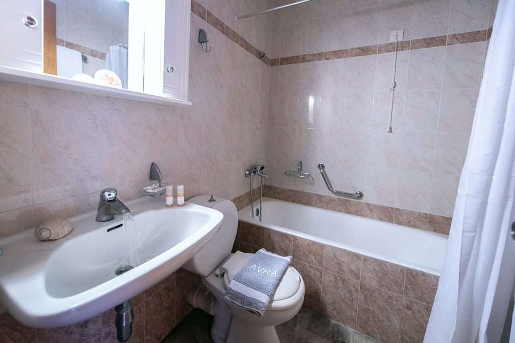 Avra Hotel – Ανακαινισμένο Ξενοδοχείο στα Μέθανα, Δίπλα στη Θάλασσα του Σαρωνικού - φωτογραφία 7
