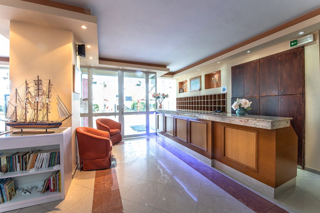 Avra Hotel – Ανακαινισμένο Ξενοδοχείο στα Μέθανα, Δίπλα στη Θάλασσα του Σαρωνικού - φωτογραφία 8