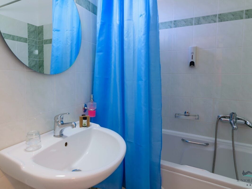 JUNIOR HOTEL - ΠΑΡΑΛΙΑ ΙΡΙΩΝ 0, 21060 ΙΡΙΑ ΔΡΕΠΑΝΟ