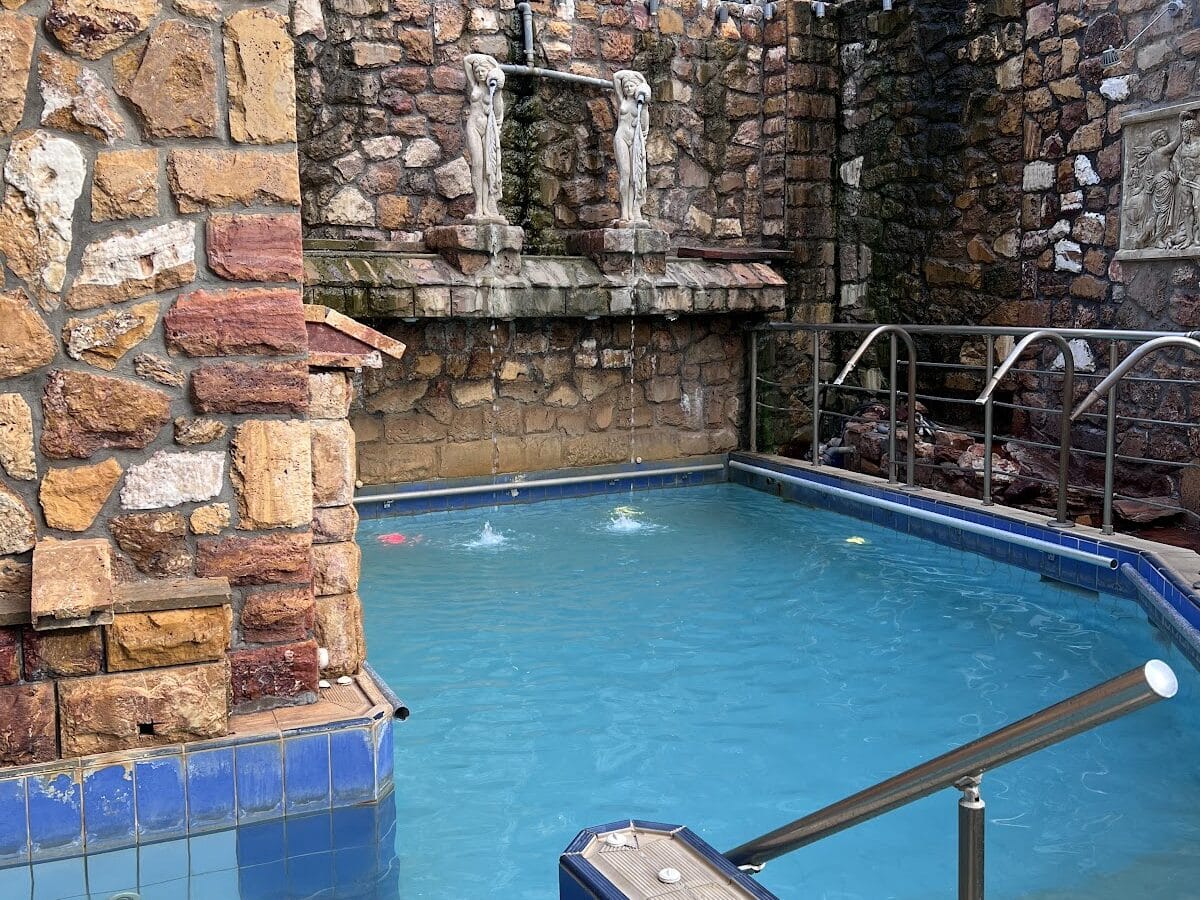 9 QUEENS THERMAL SPA SUITES HOTEL - ΦΡΥΝΗΣ 9, 34300  ΛΟΥΤΡΑ ΑΙΔΗΨΟΥ