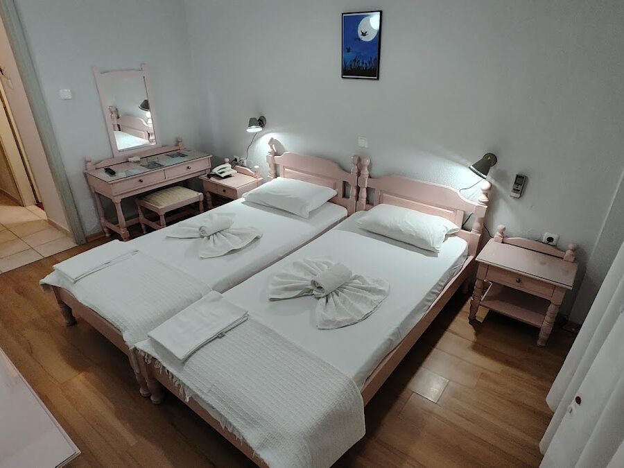 HOTEL KAPOLOS - ERMOU 80, 34300 EVIA EDIPSOS