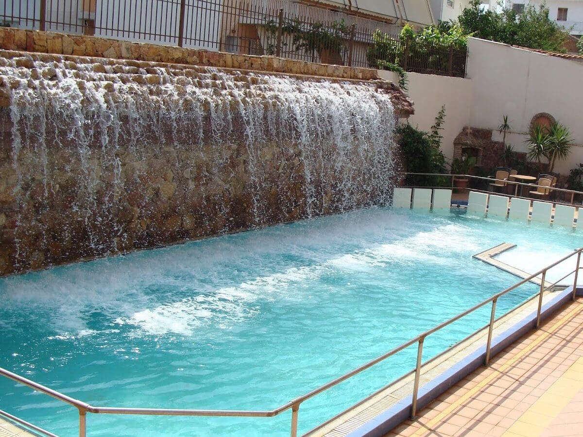 HOTEL KAPOLOS - ERMOU 80, 34300 EVIA EDIPSOS