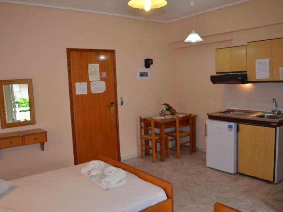Κ  SANTIS STUDIOS