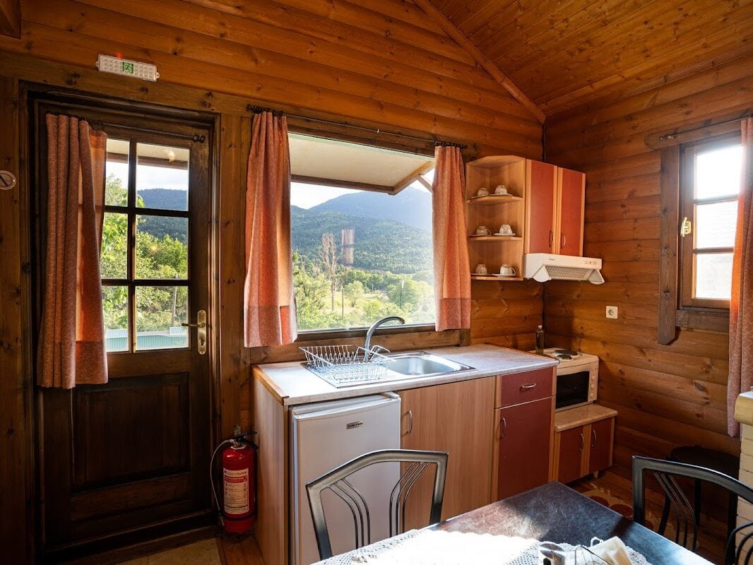 LIKOURESI VILLAGE CHALET - ΘΕΣΗ ΜΕΣΟΧΩΡΑ 2 ΧΛΜ ΚΑΡΠΕΝΗΣΙΟΥ ΚΑΛΛΙΘΕΑ 0, 36100 ΕΥΡΥΤΑΝΙΑ ΕΥΡΥΤΑΝΙΑ