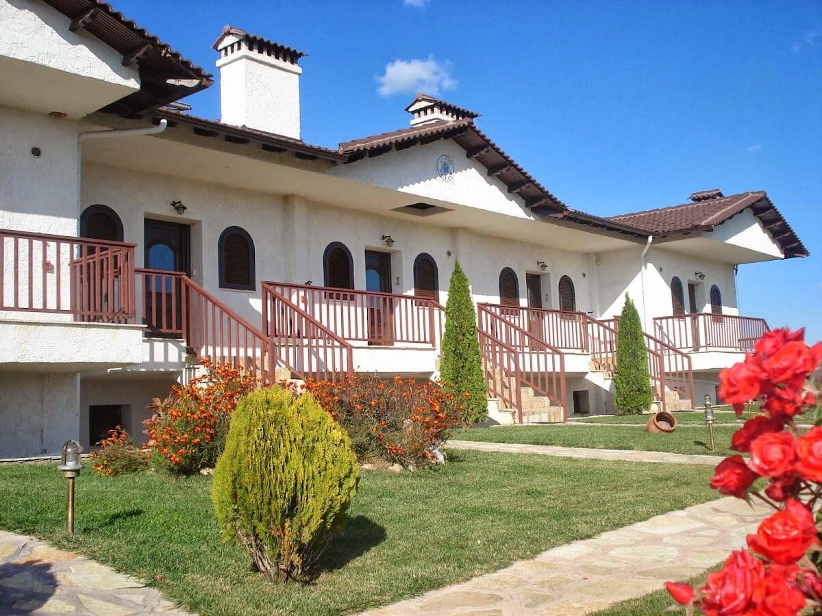 VILLAGE ΝΑΙΑΔΕΣ