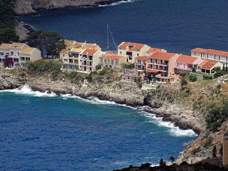 PETANIA STUDIOS - ΜΑΡΑΘΩΝΟΣ 46, 28200  ΛΗΞΟΥΡΙ