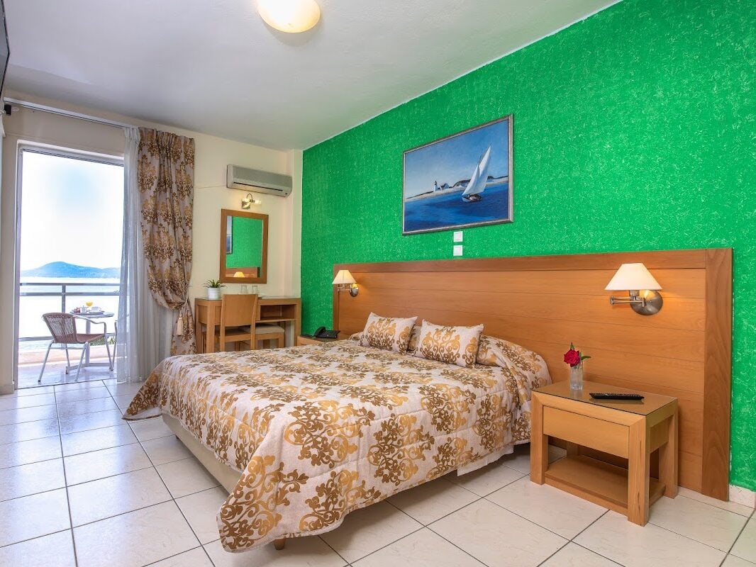 HOTEL AVRA - ΑΚΤΗ ΣΑΡΩΝΙΚΟΥ 24, 18030 ΜΕΘΑΝΑ ΜΕΘΑΝΑ