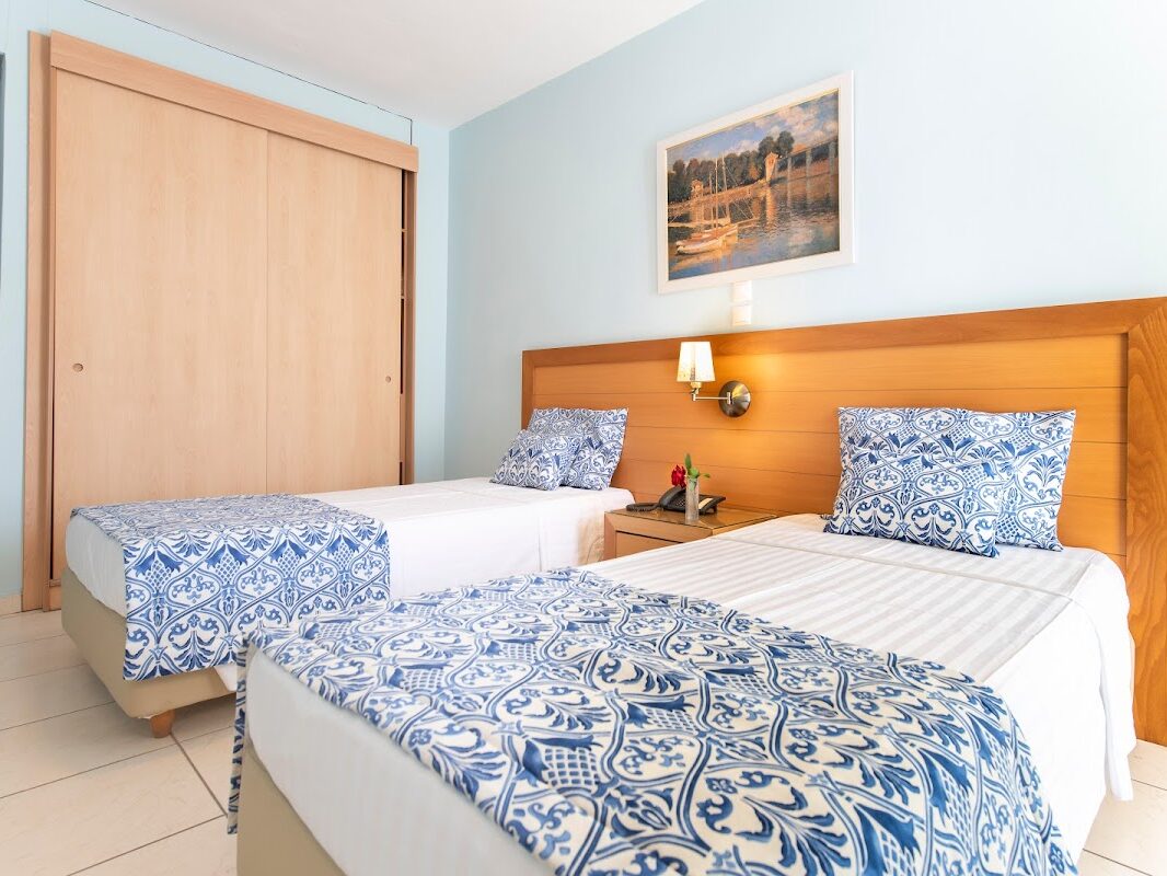 HOTEL AVRA - ΑΚΤΗ ΣΑΡΩΝΙΚΟΥ 24, 18030 ΜΕΘΑΝΑ ΜΕΘΑΝΑ