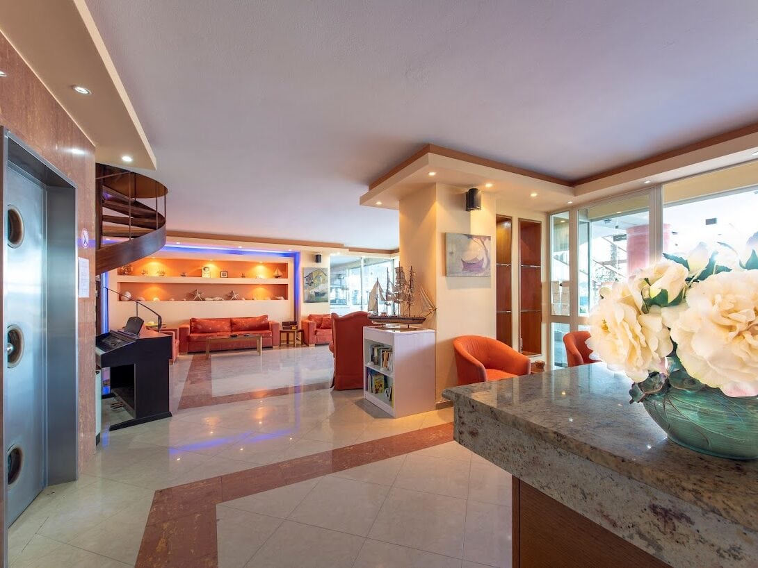 HOTEL AVRA - ΑΚΤΗ ΣΑΡΩΝΙΚΟΥ 24, 18030 ΜΕΘΑΝΑ ΜΕΘΑΝΑ