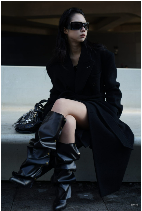oung people in stylish outfits walking in the streets of Seoul.
