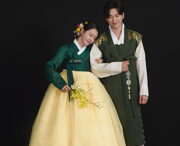 Korean man and woman wearing traditional hanbok outfits