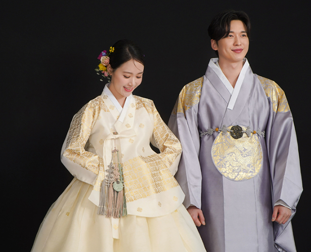 Korean man and woman wearing traditional hanbok outfits
