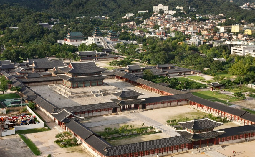 Panoramic view of Gyeongbokgung Palace with mountains in the background.