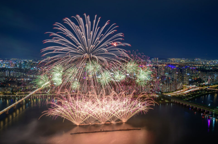 Famous fireworks festivals in Korea including Seoul Fireworks Festival and Busan Fireworks Festival
