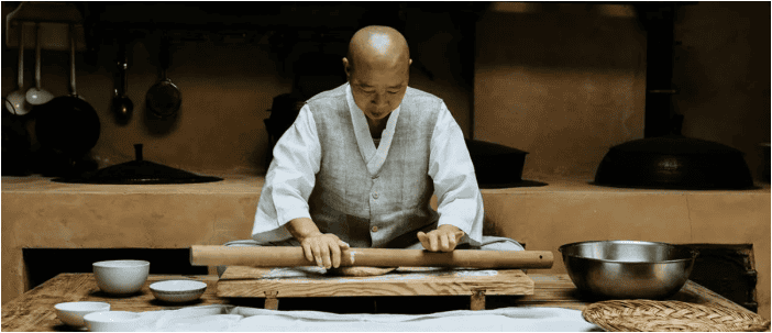 Jung Kwan preparing temple cuisine at Baekyangsa Temple