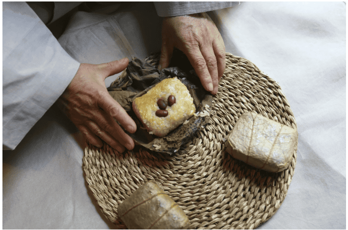 Jung Kwan preparing temple cuisine at Baekyangsa Temple