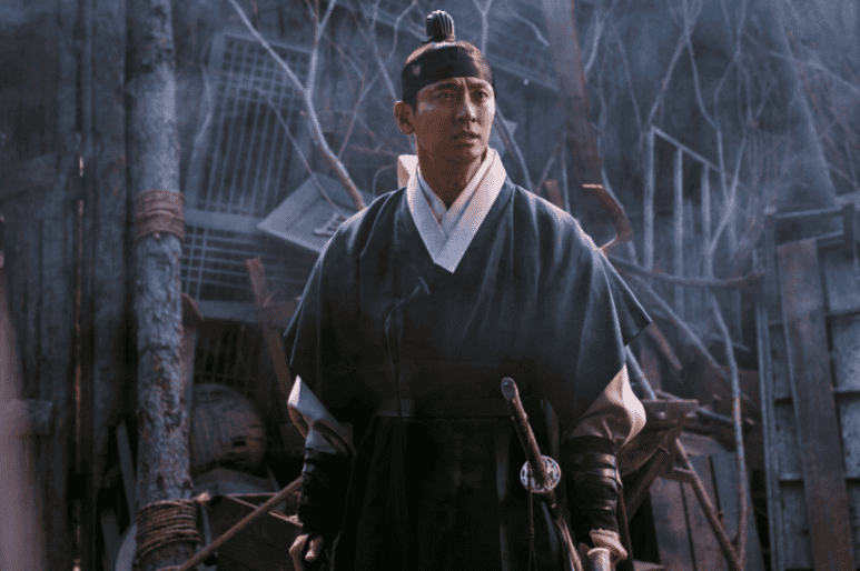 Scene from Kingdom showing crown prince fighting zombies in Joseon palace