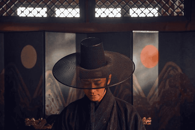 Scene from Kingdom showing crown prince fighting zombies in Joseon palace
