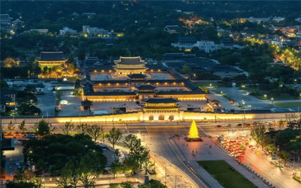 Panoramic view of Gyeongbokgung Palace with mountains in the background.