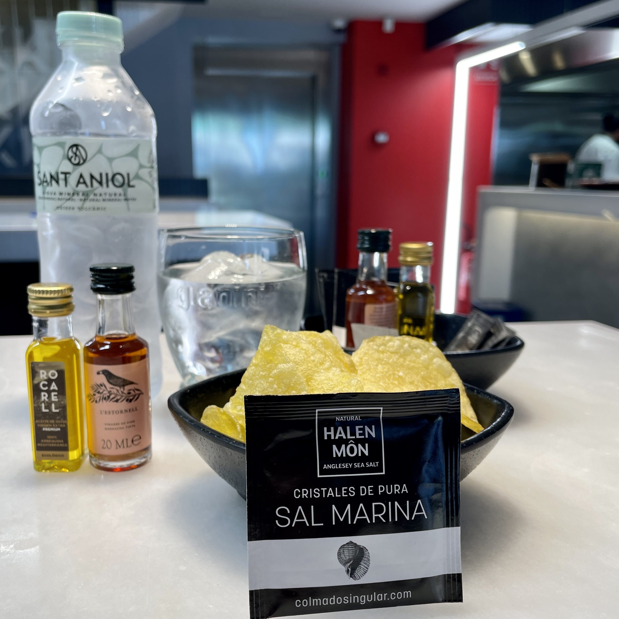 Tomàquet de Barbastre amb ceba tendra i bonítol del cantàbric. Amanit amb vinagre, oli de 1a qualitat i sal marina.