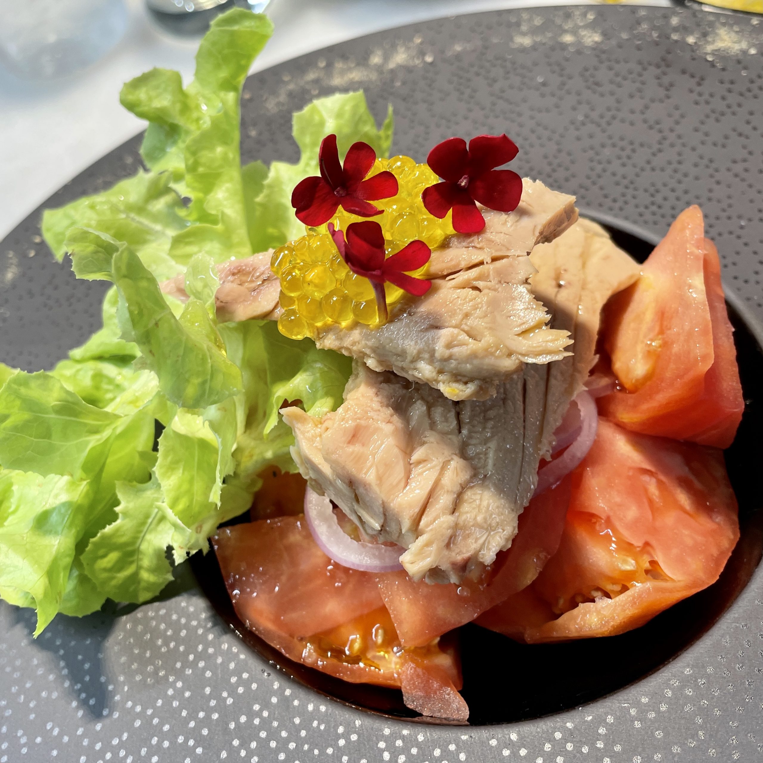 Tomàquet de Barbastre amb ceba tendra i bonítol del cantàbric. Amanit amb vinagre, oli de 1a qualitat i sal marina.