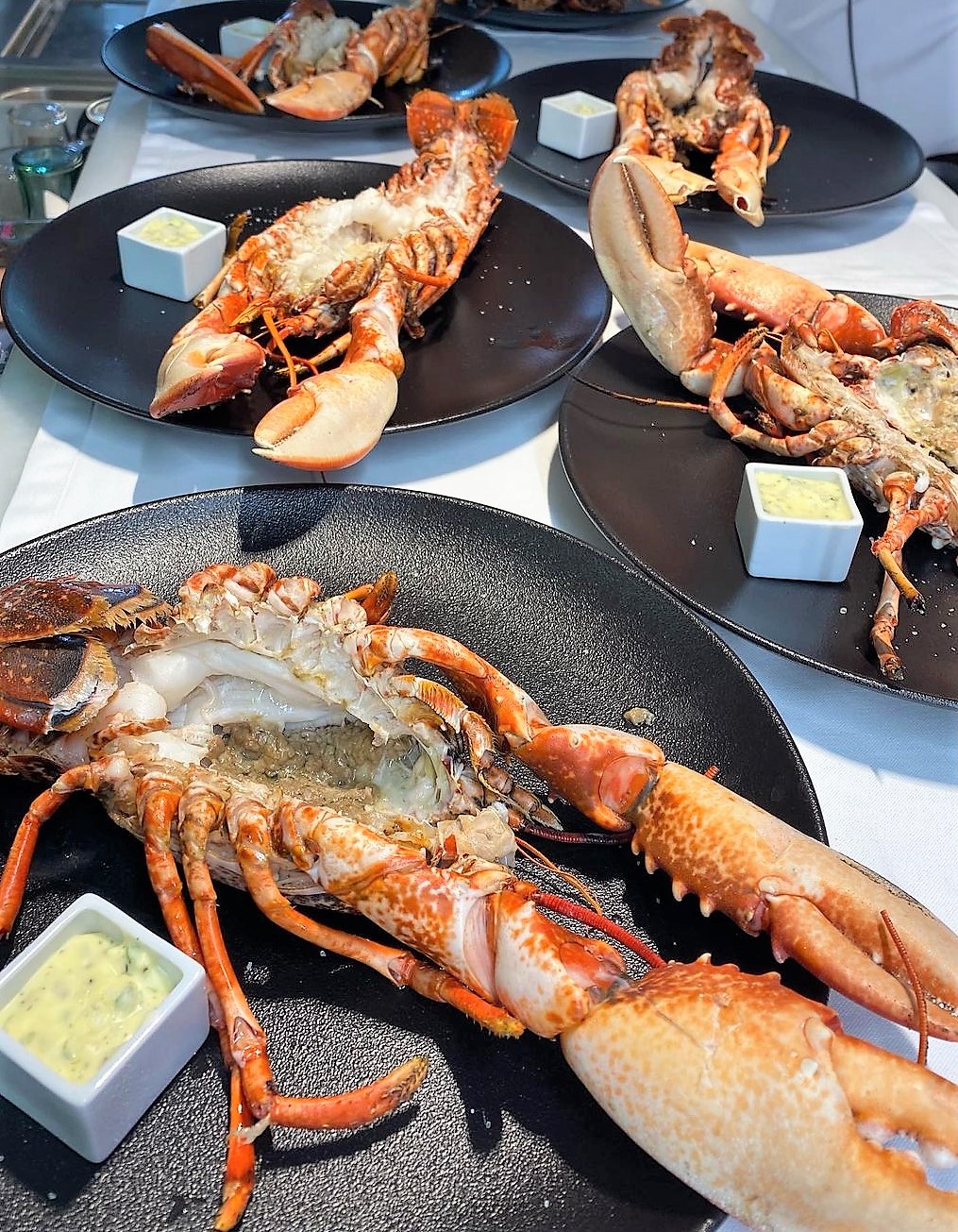 Que brutals els llamàntols blaus del cantàbric d’avui dimarts a KRAM, fets a la brasa … Amb una mantega casolana de fines herbes i el seu punt d’allet!… Magnífics i únics!