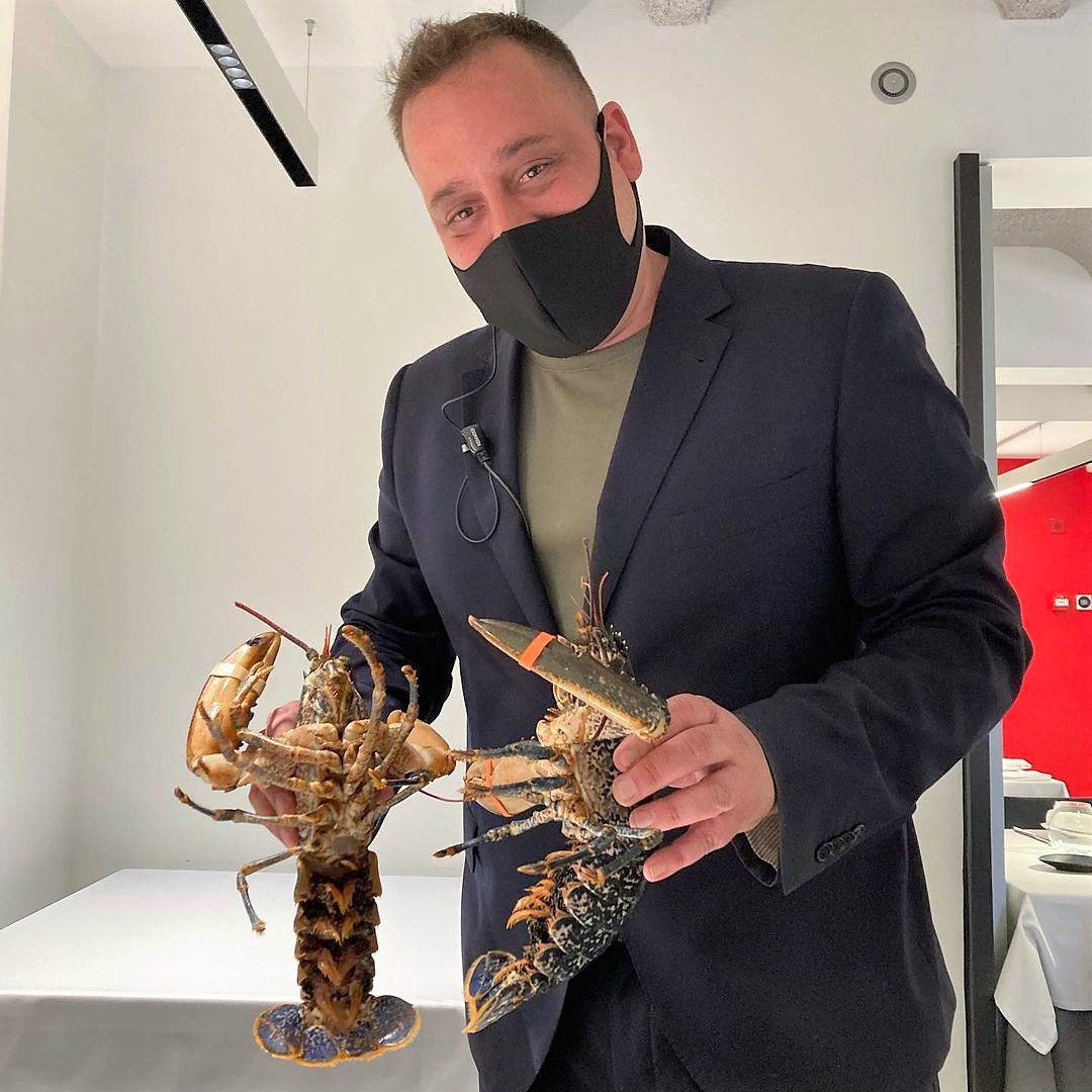 A restaurant KRAM només servim l’autèntic llamàntol salvatge blau del cantàbric. Són les aigües fredes del mar Cantàbric -entre 15 o 22 graus de temperatura- i el seu fort onatge, el que proporciona al marisc espanyol aquest plus de sabor.