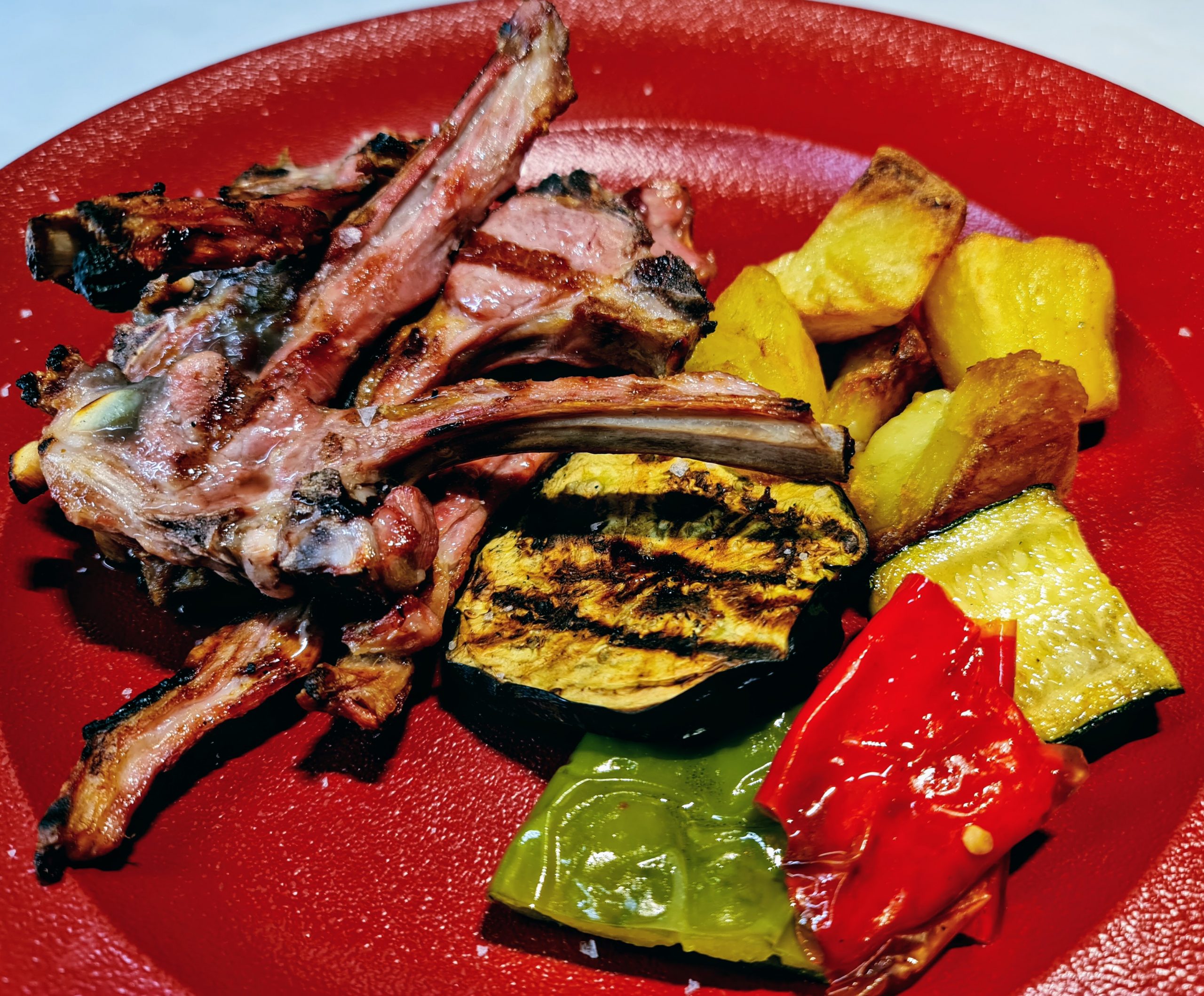 Per als amants de la carn de xai, hi ha poques peces més valorades que unes delicioses costelles de xai de llet (Cordero lechal). L’anem a comprar a la Seu d’Urgell, no en tenim sempre, demaneu al nostre xef, és un xai únic al Pirineu i a Andorra.