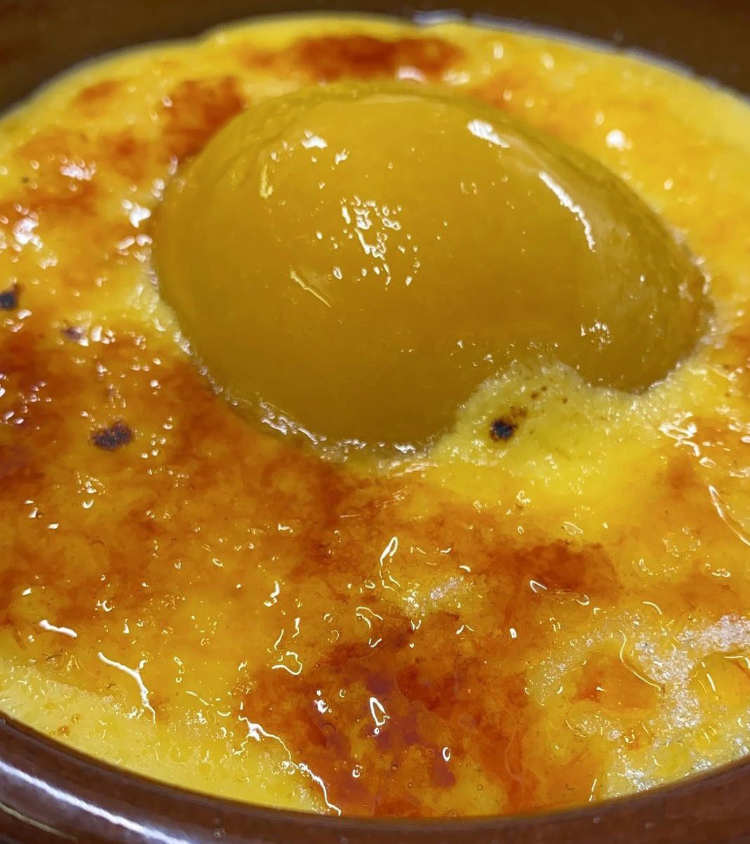 Es fa un almívar artesà amb préssecs de "Calanda", després elaborarem una deliciosa crema catalana amb ous de gallines de corral … Fusionem i caramel·litzi’m a sac ... Woow !! Quin magnífic POSTRE