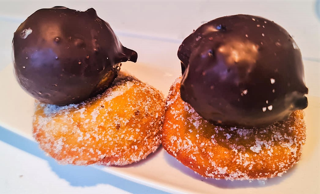 A KRAM donem importància a unes postres de qualitat i diferents, uns postres que no trobaràs enlloc més. Avui us presentem el clàssic bunyol d’anís i un altre bunyol més exclusiu de xocolata negre.