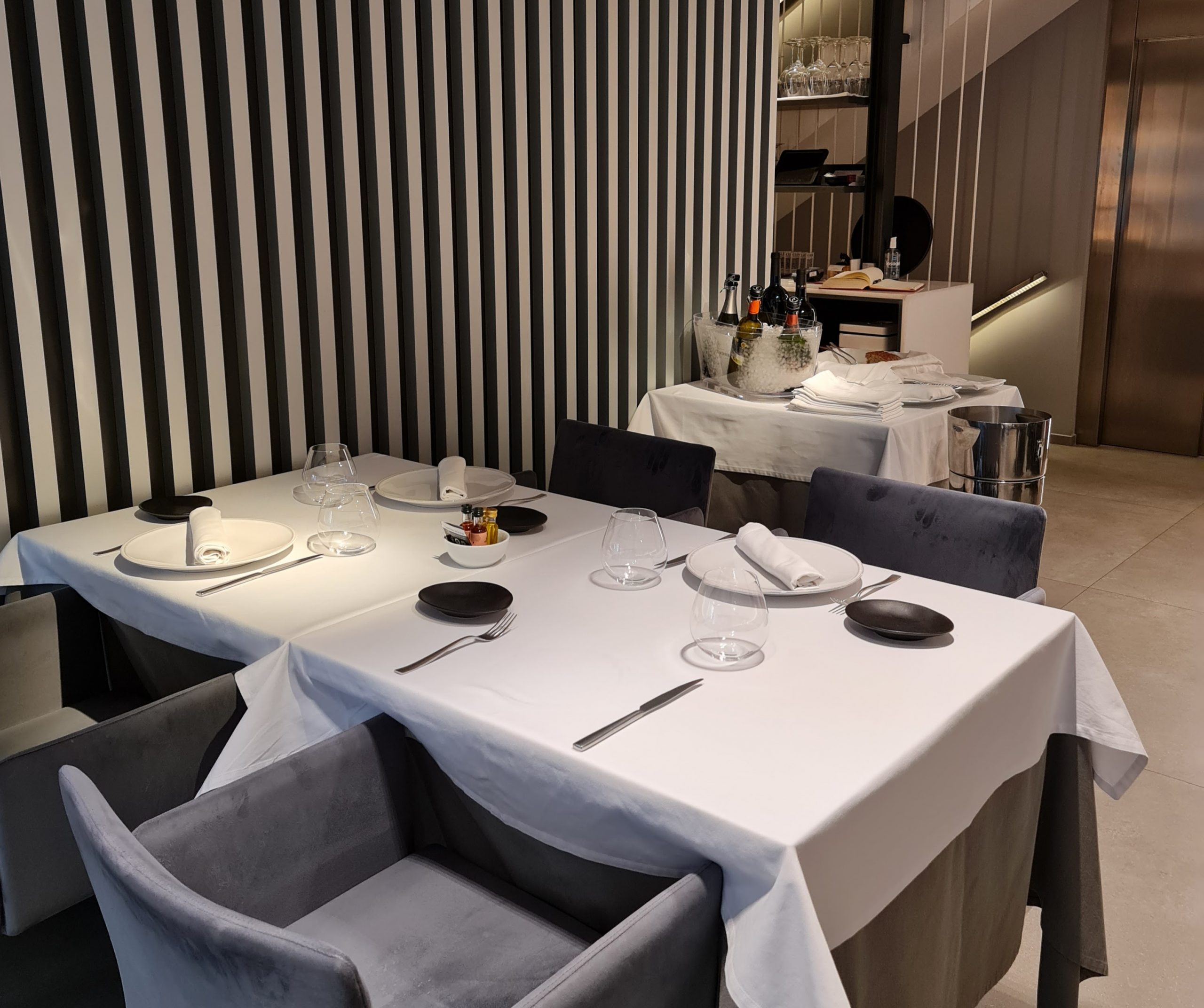 Llenties Estofades del KRAM, un plat senzill i universal, per a mi es cuina Catalana per al nostre xef Andrés Riestra és un plat de cuina típica Espanyola, no discutirem, estava més que bo, rebo.  Ara bé és clar que és un plat senzill de fer però molt agraït per als nostres comensals.   Així que al KRAM a l’hivern cada dia trobareu un plat de “Cullera”, un “Guisote” (com diu l’Andrés, m’encanta aquesta paraula)  És un plat on sempre utilitzem llegum eixut de la millor procedència, bullim a poc a poc i anem afegint els ingredients. Per cert, i les herbes aromàtiques són fresques… Doncs quan anem al bosc a fer el borinot… collim una mica de romaní, farigola, llorer, etc. però amb seny, clar.  Veniu al KRAM i no us oblideu de reservar taula, si us plau.  Al Restaurant KRAM gaudireu de la millor cuina de proximitat amb productes de la terra i del mar sempre prèmium.  Al KRAM no fem soroll, fem bona cuina, de la millor.  . . 📸 #lentejas #sopadelentejas #llenties #cuinacatalana #cocinaespanola  #legumbres #sopadelegumbres #cocinatradicional #recetastradicionales #platosdecuchara #verduras #lentils #lentilsoup #vegetablesoup #cocinamediterránea #dietamediterranea #gastronomia #otoño #recetasdeotoño #Bonviveur #kram #andresriestra #andorra #andorre #andorralavella