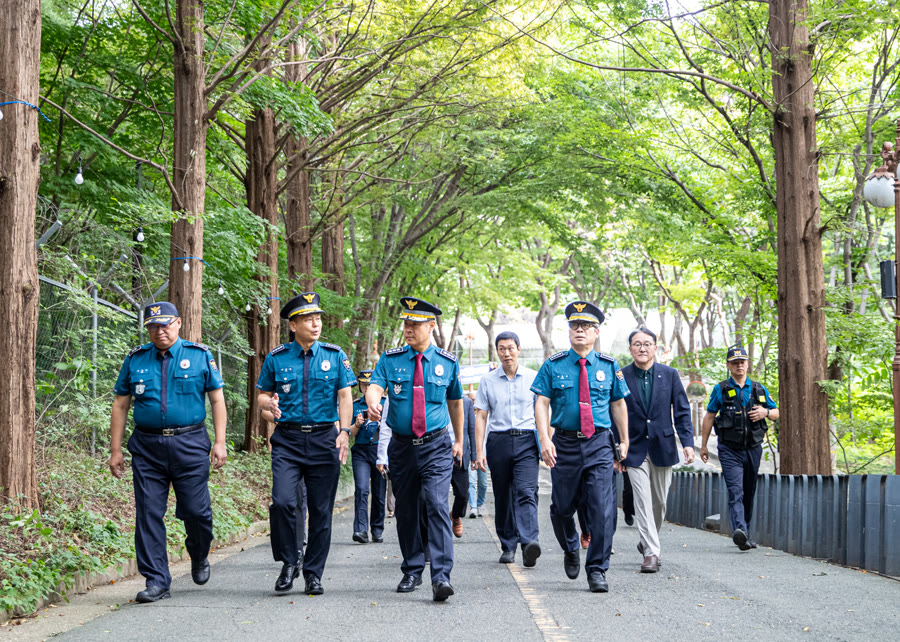연세대 복면 나체남 검거 - 연세대 신촌캠퍼스 후문길과 안산 산책로로 이어지는 야간 보행로를 찍은 현장 사진 (사람 얼굴 없는 컷)