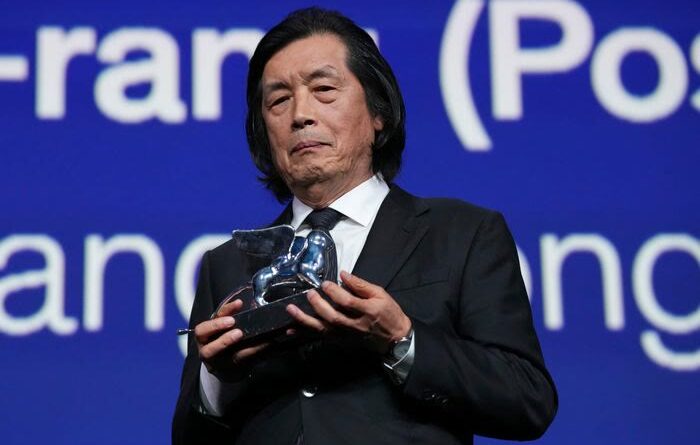 이창동 가능한 사랑 - 이창동 감독 사진과 베네치아 수상 이력·연표가 함께 든 정리 그래픽. 없으면 폐막식에서 트로피를 든 이창동 감독 사진