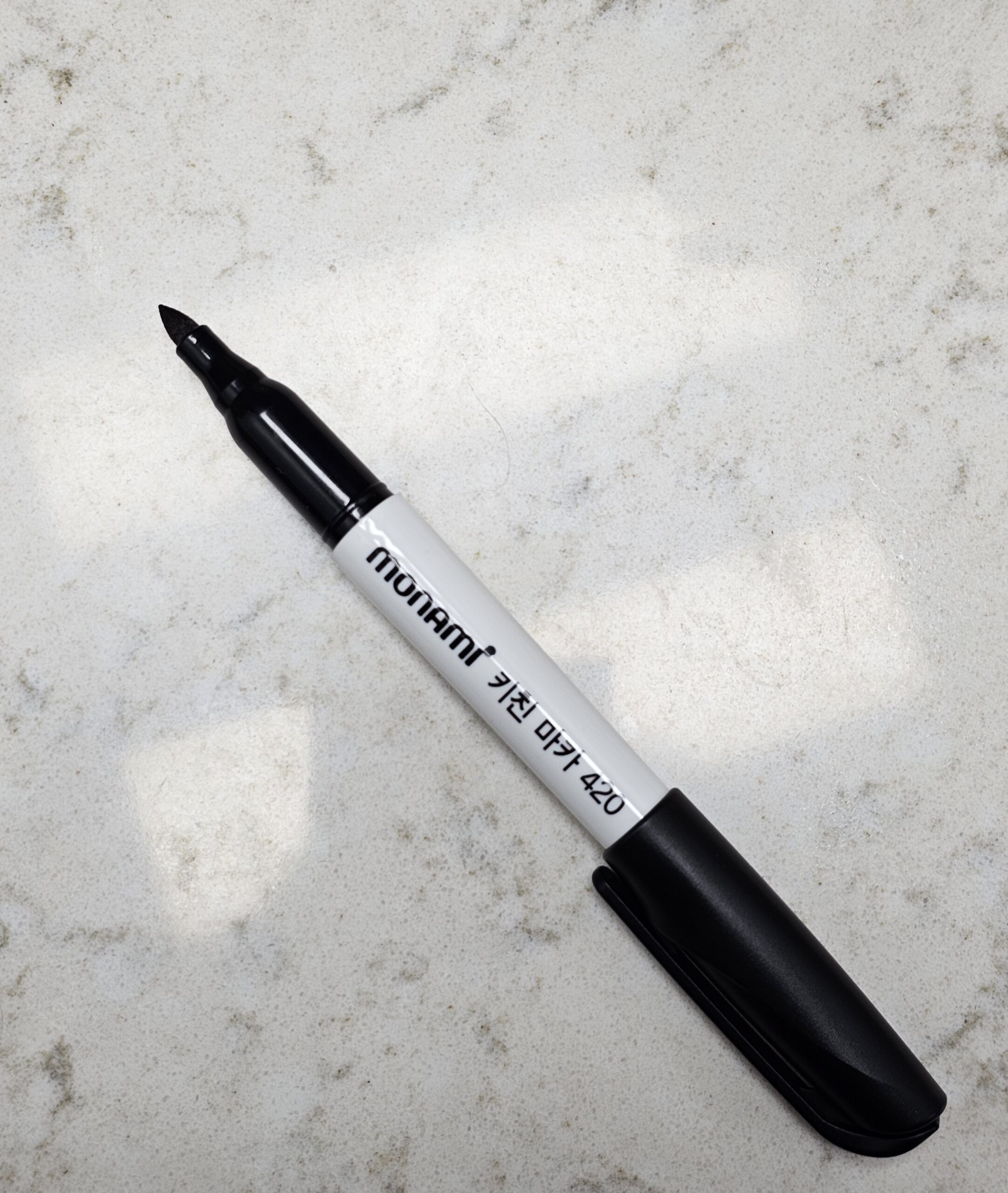 뚜껑을 연 모습, 약 1.0mm 펜촉 클로즈업 (운영자 직접 촬영)