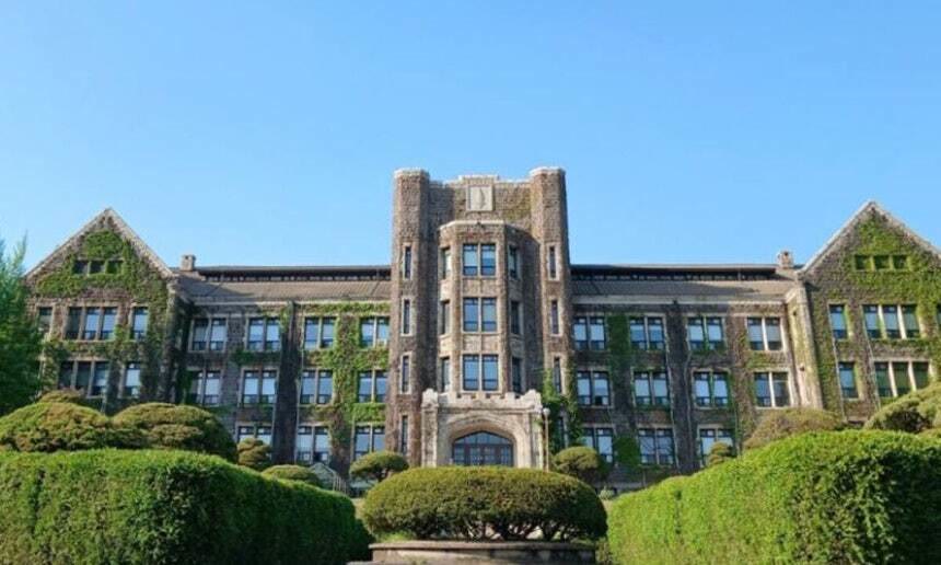 연세대 무악학사 인근에서 안산으로 이어지는 통로와 주변 보행로를 찍은 사진